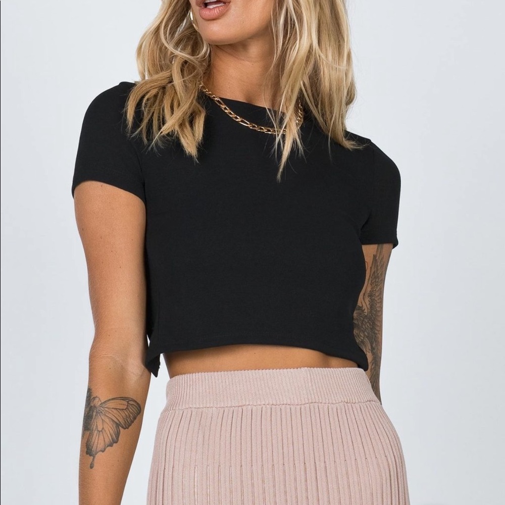 NWOT ZARLA CROPPED TEE BLACK